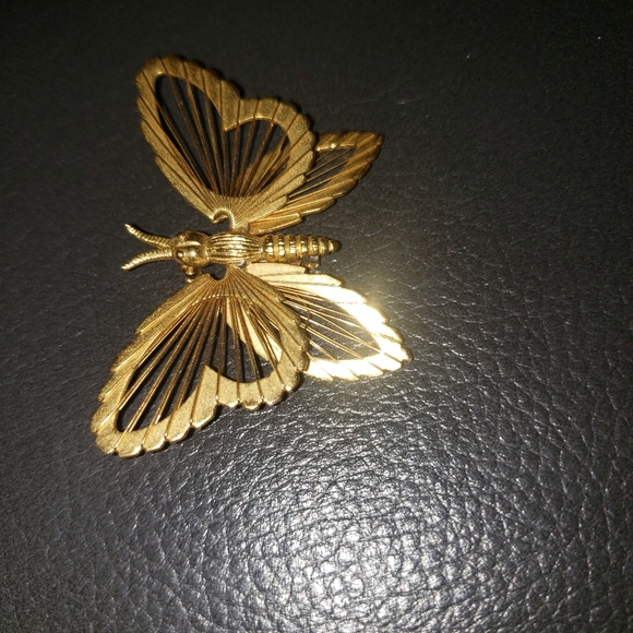 VINTAGE MONET METAL GOLD BUTTERFLY BROOCH - Picture 2 of 4